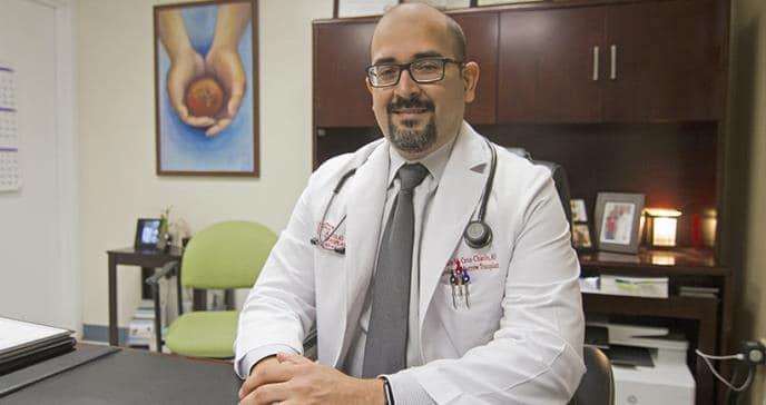 Dr Alexis Crúz Chacón, hermatólogo oncólogo, fundador del programa de trasplantes de médula ósea del Hospital Auxilio Mutuo.